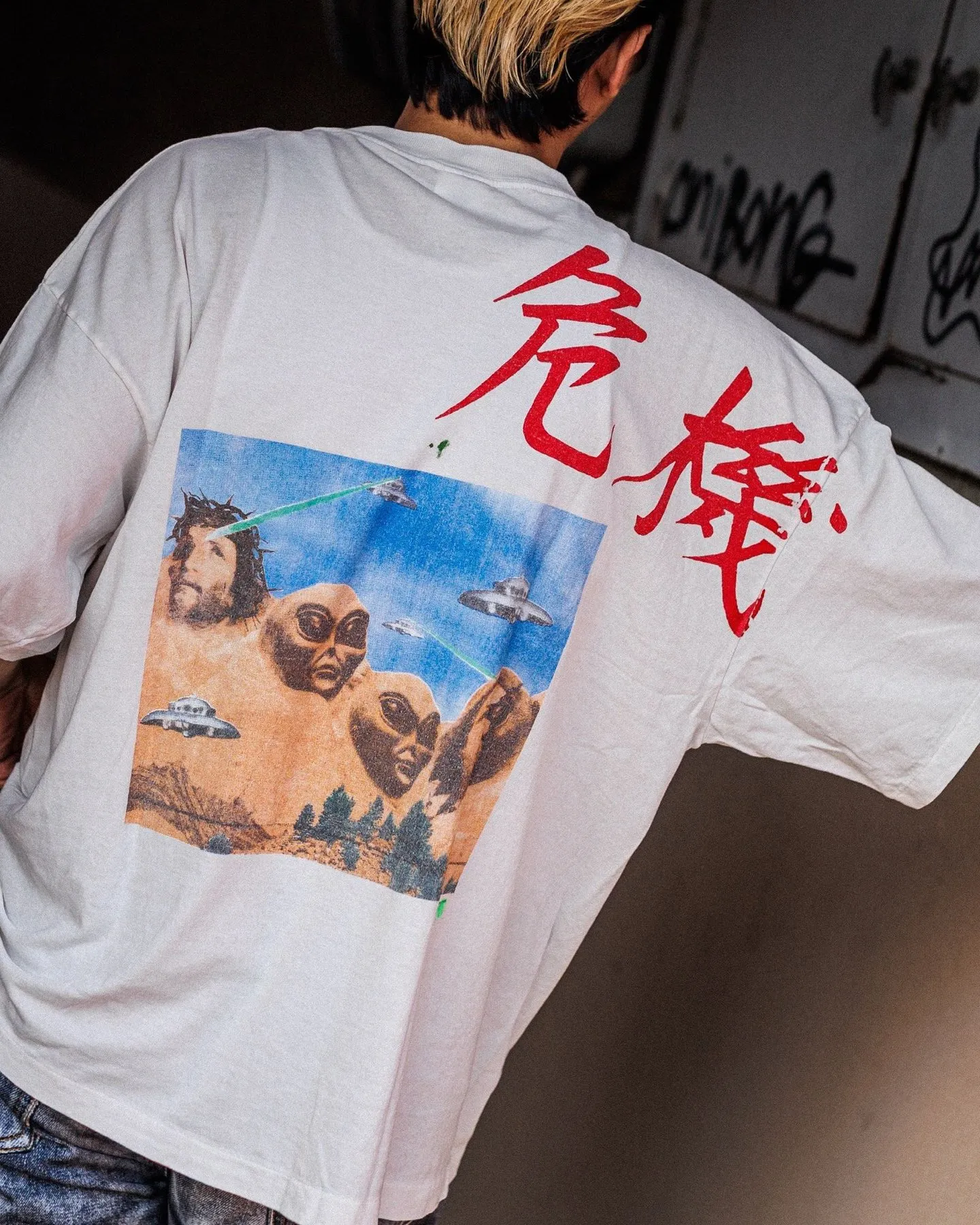 SAINT Mxxxxxx × Sean Wotherspoon SW_SS TEE/KIKI/WHT Alien Crisis/Alien President Mountain TEE Off-White S-XL Super Handsome Co-branded Alien Print Design Correct Version Customized SW Co-branded Accessories Cylindrical Seamless High Weight Fabric Enzyme Heavy Wash Water Distress Handmade Garment Graffiti Splashing Ink